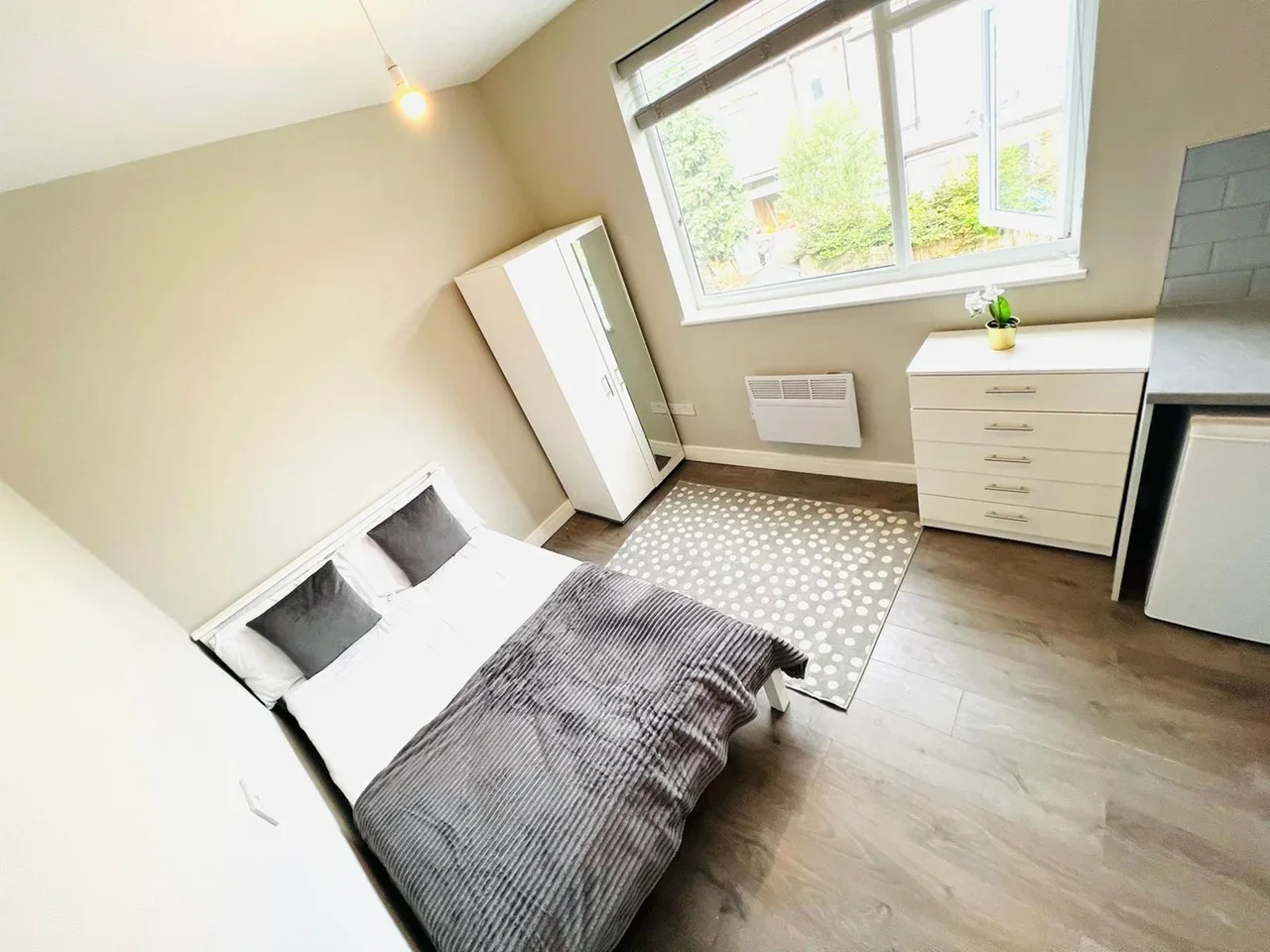 Room Larbert Road in Greater London