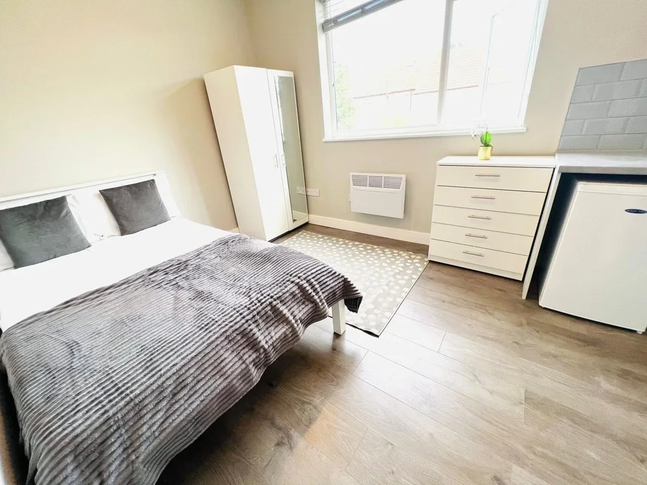Room Larbert Road in Greater London