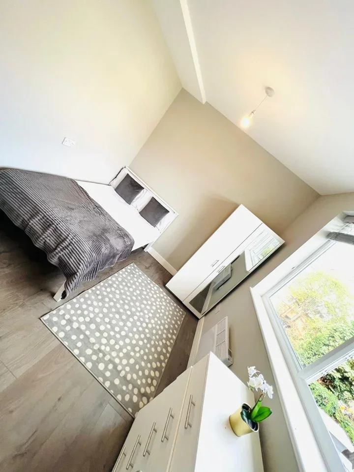 Room Larbert Road in Greater London