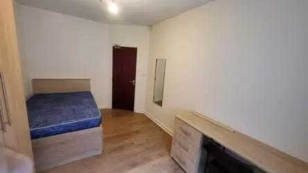 Room Lees Hall Crescent in Manchester
