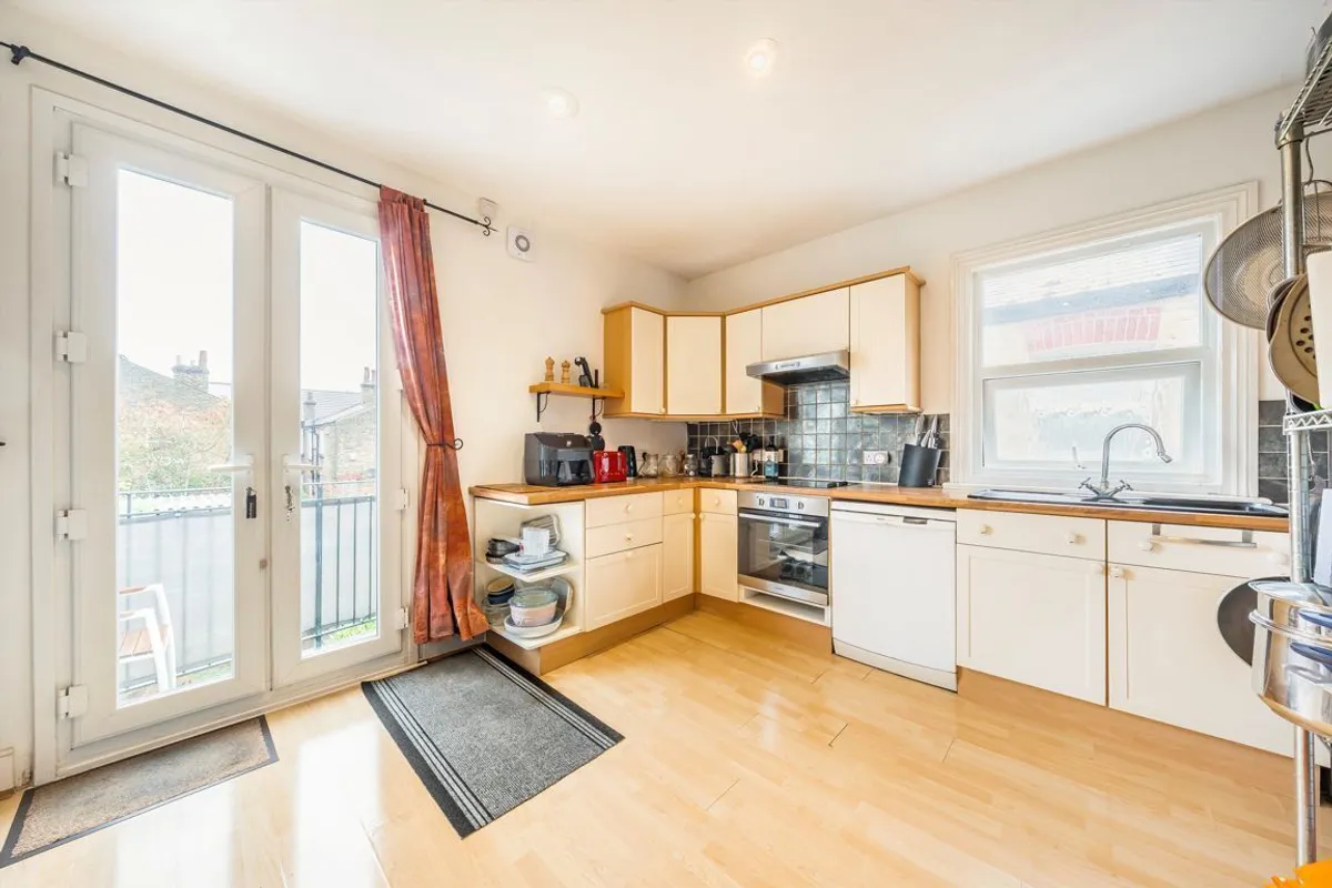 Flat Quinton Street in Greater London
