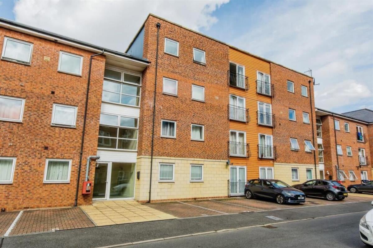 Flat South Terrace in Witham Town