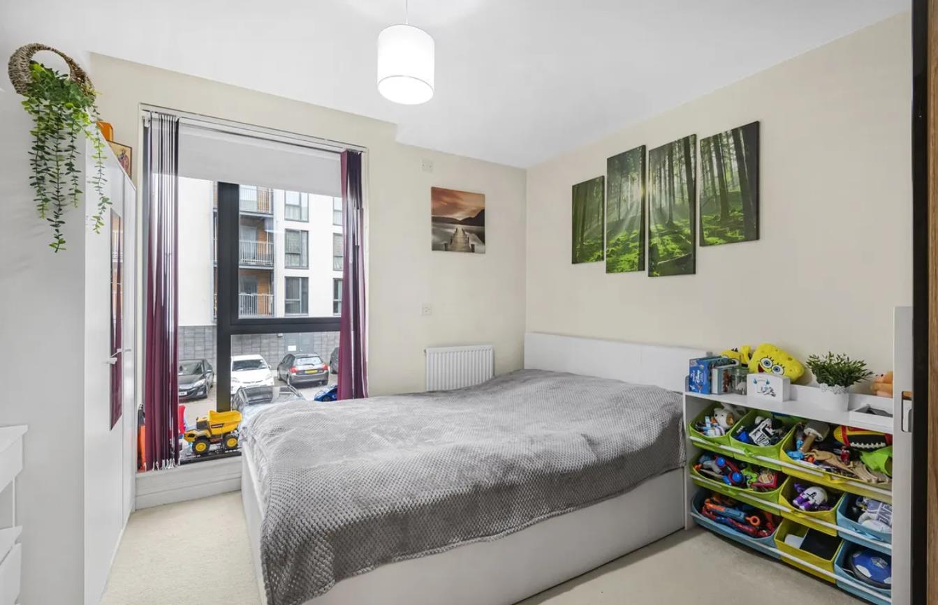Flat Joslin Avenue in Greater London
