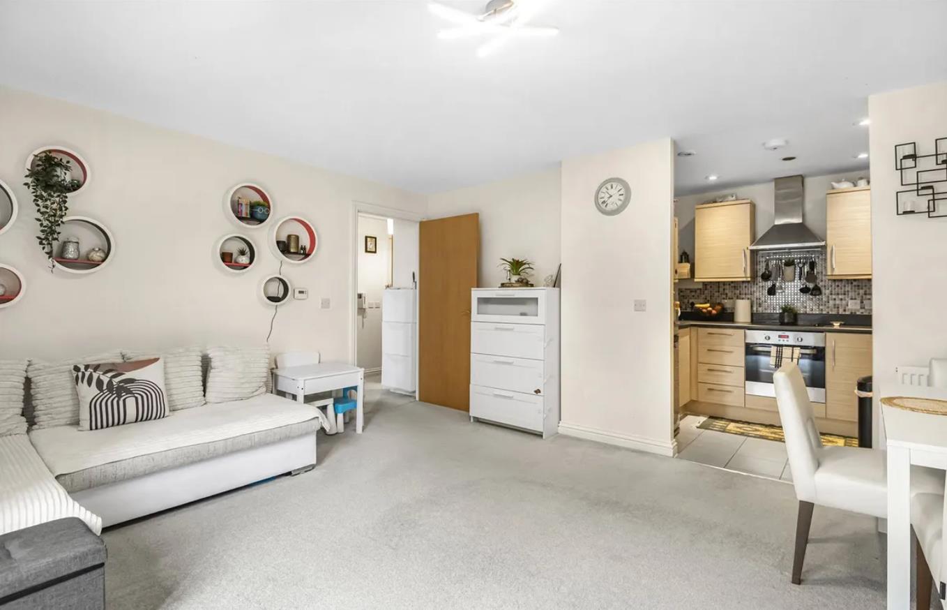 Flat Joslin Avenue in Greater London