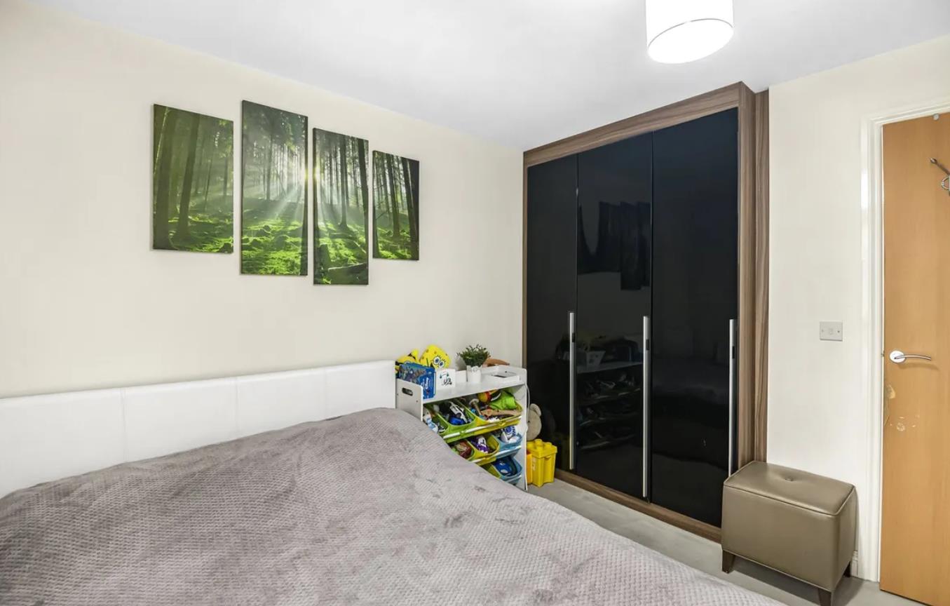Flat Joslin Avenue in Greater London