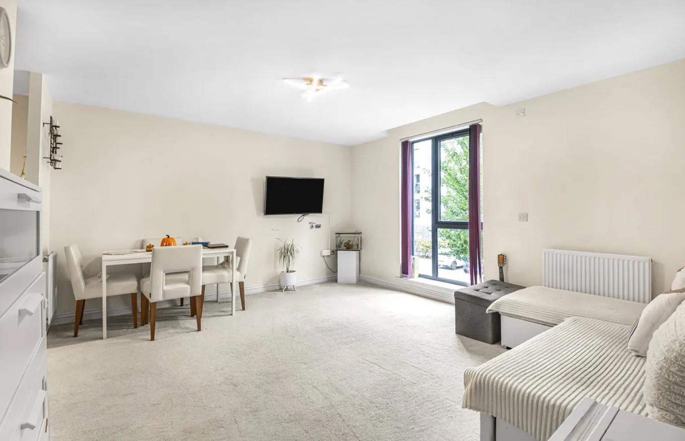 Flat Joslin Avenue in Greater London
