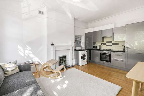 Flat Crockerton Road in Greater London