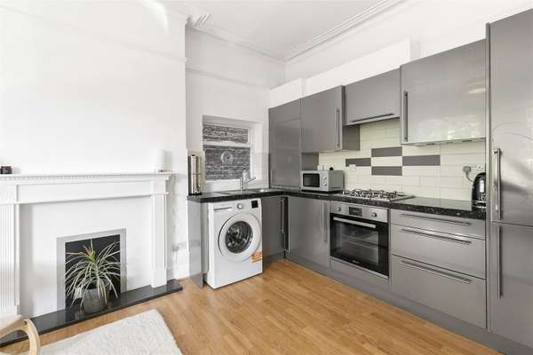 Flat Crockerton Road in Greater London
