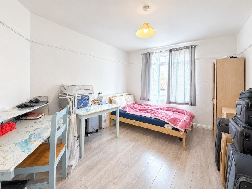Flat The Broadway in Borough of Spelthorne