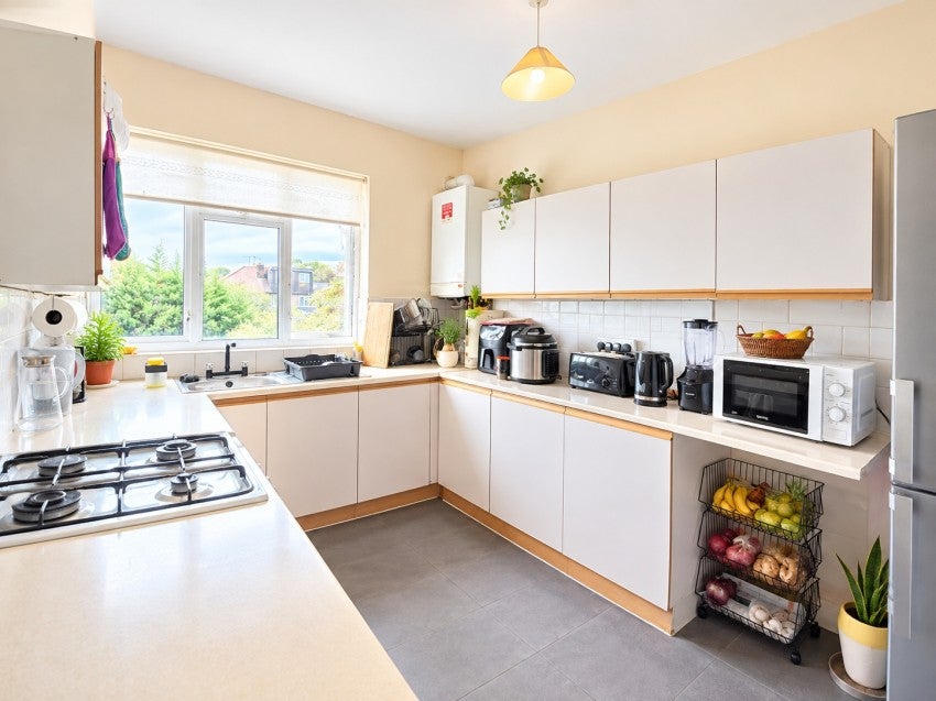 Flat The Broadway in Borough of Spelthorne