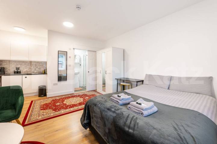 Flat Iverson Road in Greater London