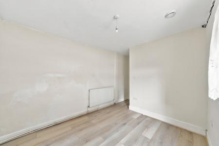 Flat Ashford Road in Greater London