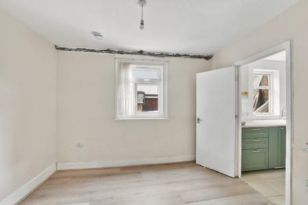 Flat Ashford Road in Greater London