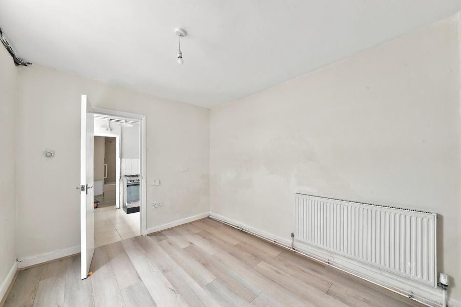 Flat Ashford Road in Greater London