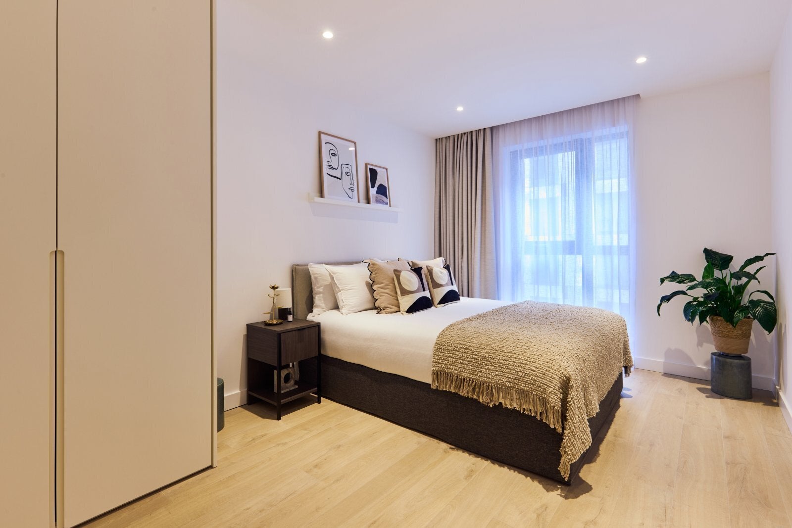 Flat New Drum Street in Greater London