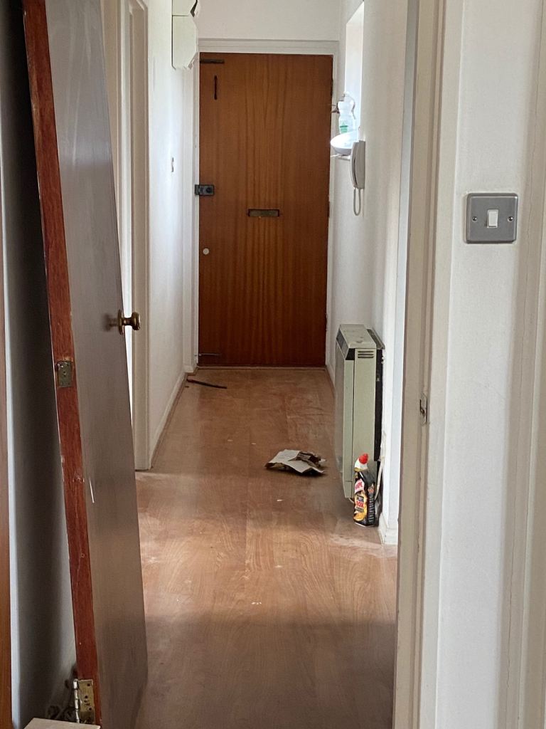 Flat Halifield Drive in Greater London