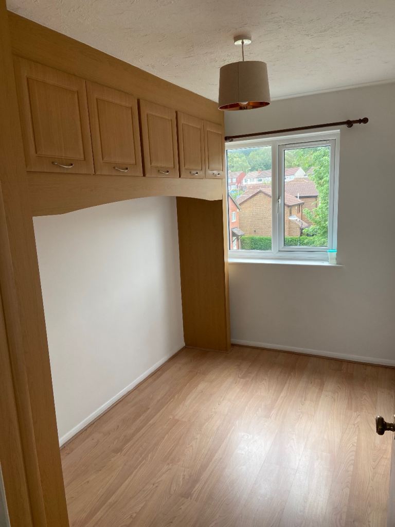 Flat Halifield Drive in Greater London