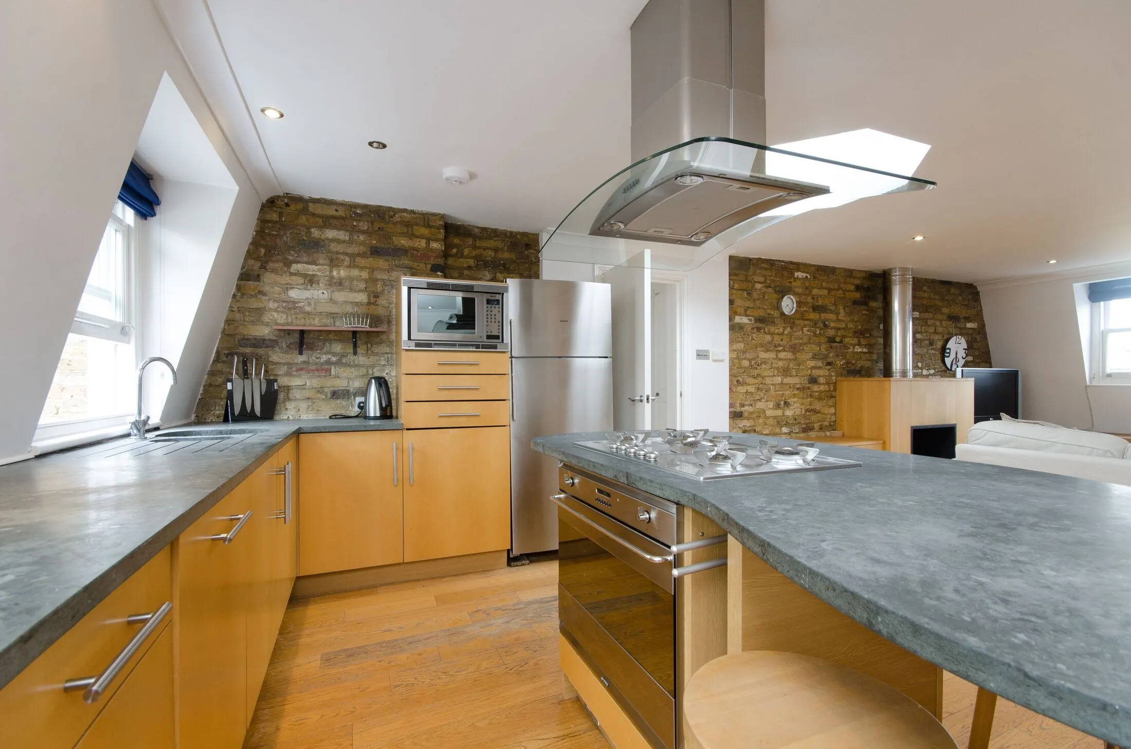Flat Eardley Crescent in Greater London