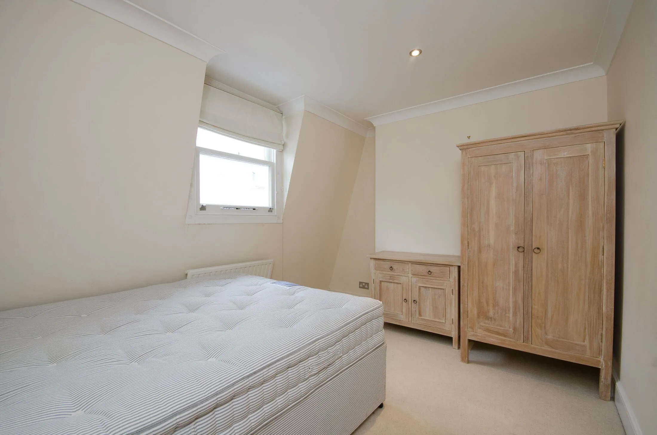 Flat Eardley Crescent in Greater London