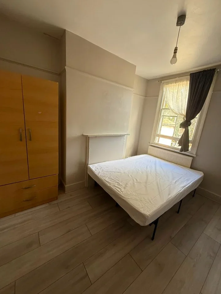 Room Upper Road in Greater London