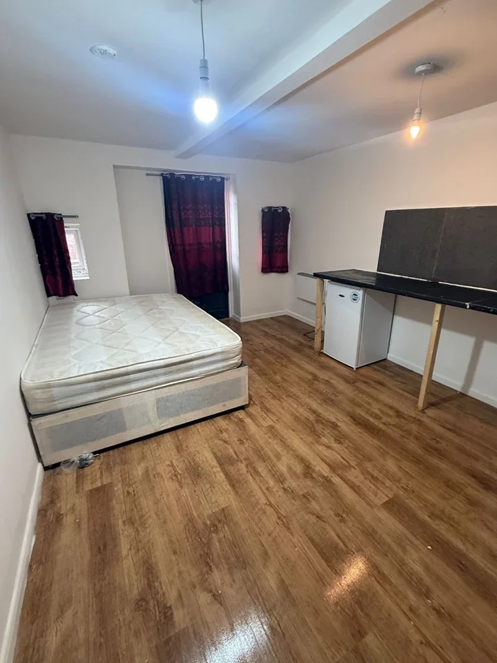 Room Arnold Road in Greater London