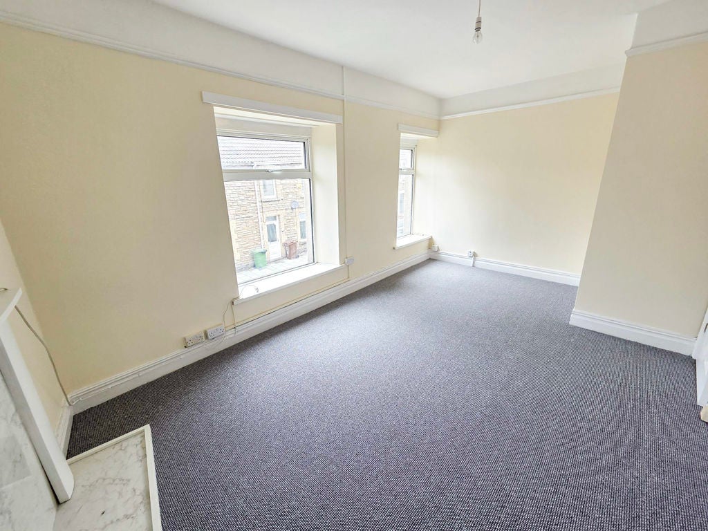 Flat Central Street in Ystrad Mynach