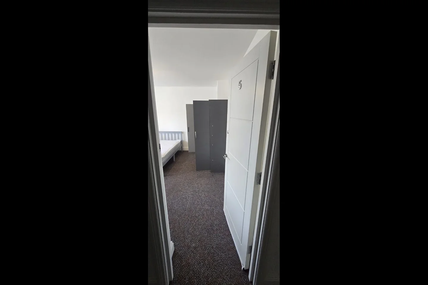 Room Hornbeam Road in Guildford