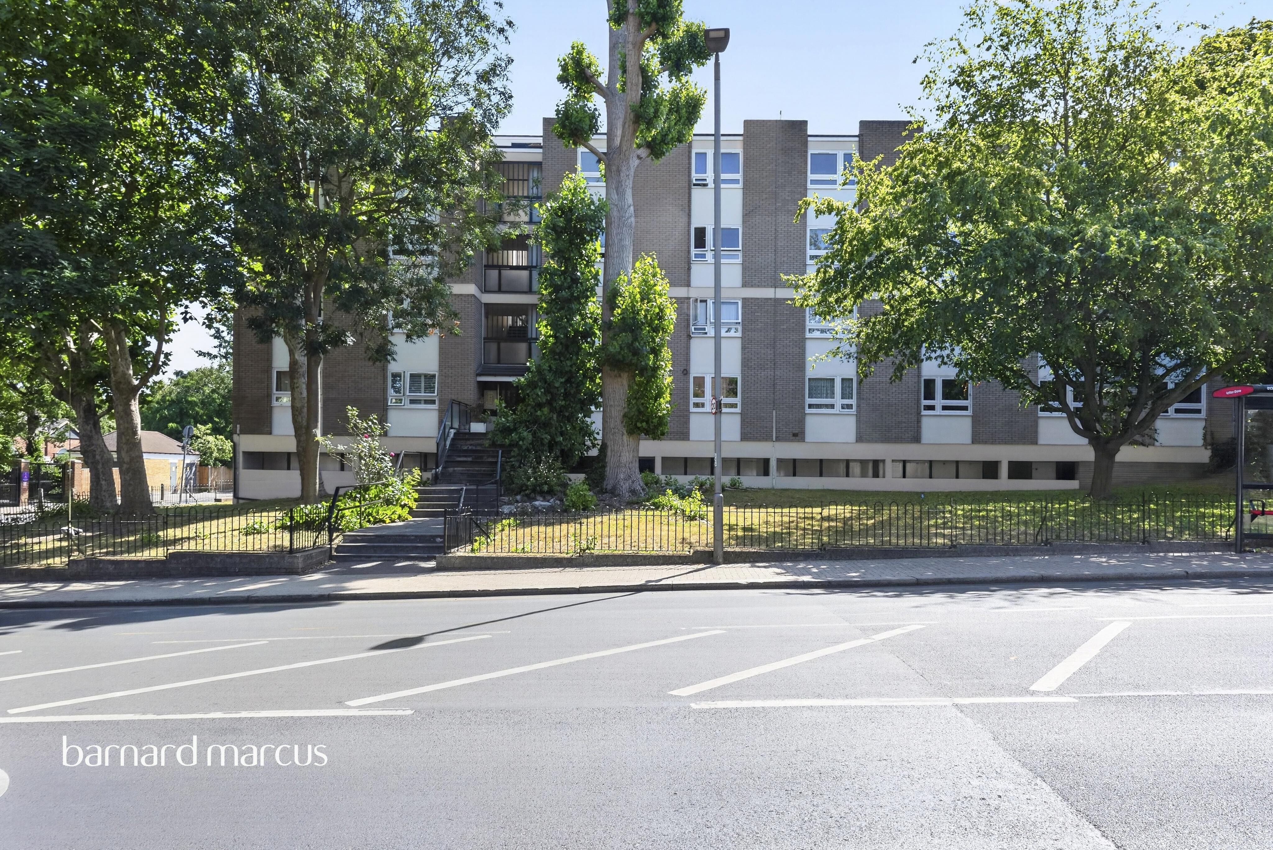 Flat Putney Hill in Greater London