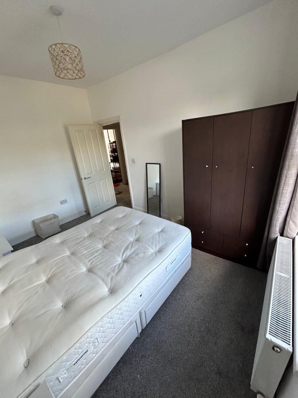 Room Grove Green Road in Greater London