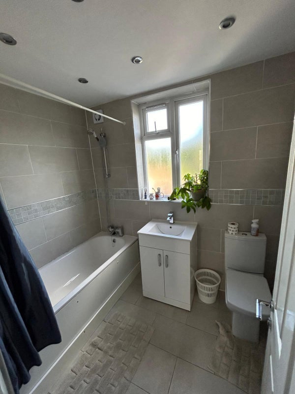 Room Grove Green Road in Greater London