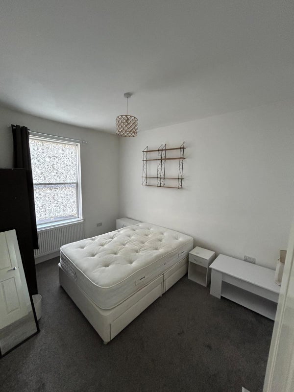 Room Grove Green Road in Greater London