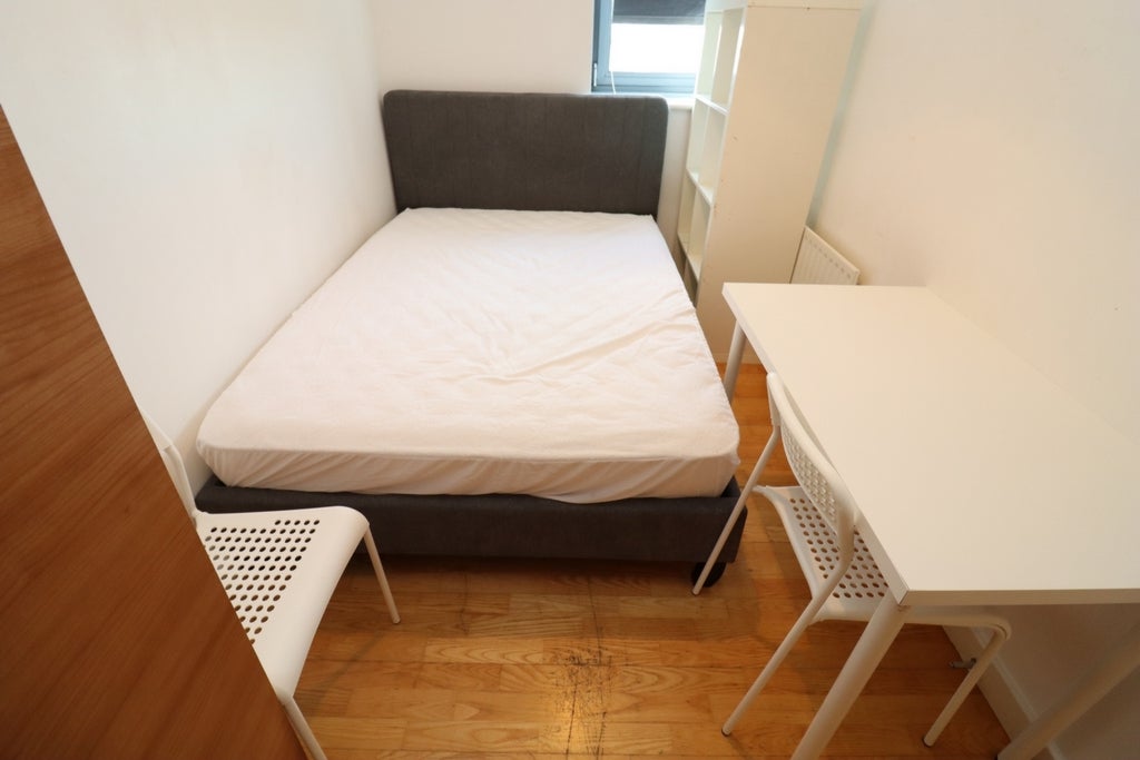Room Globe Road in Greater London