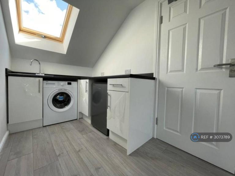 Room Fremantle Road in Greater London