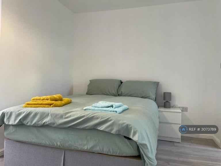 Room Fremantle Road in Greater London