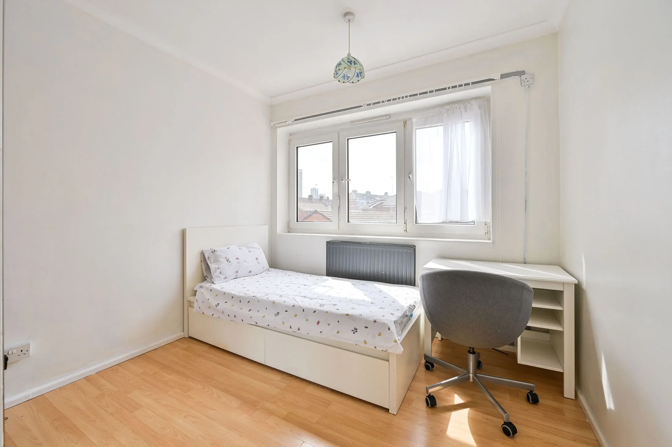 Flat Druid Street in Greater London