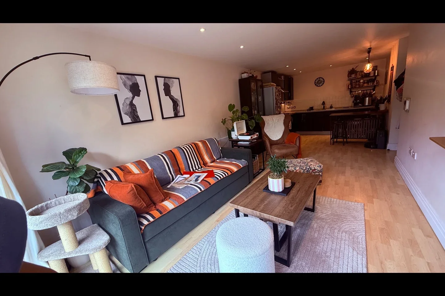 Flat Rotherhithe Street in Greater London