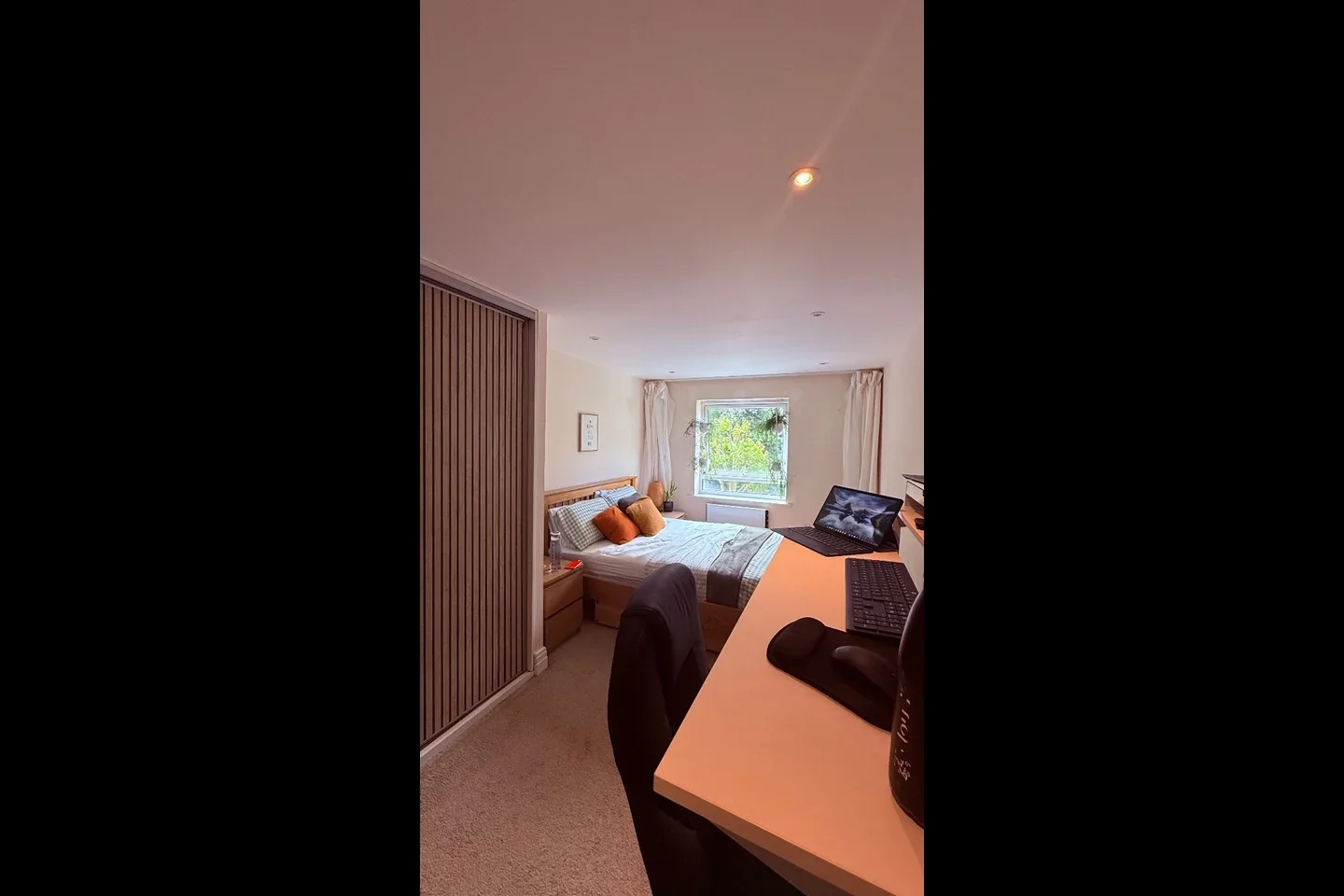 Flat Rotherhithe Street in Greater London