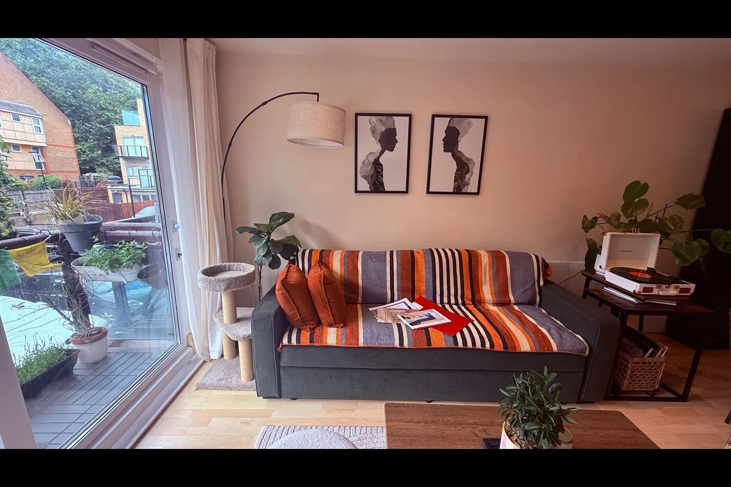 Flat Rotherhithe Street in Greater London