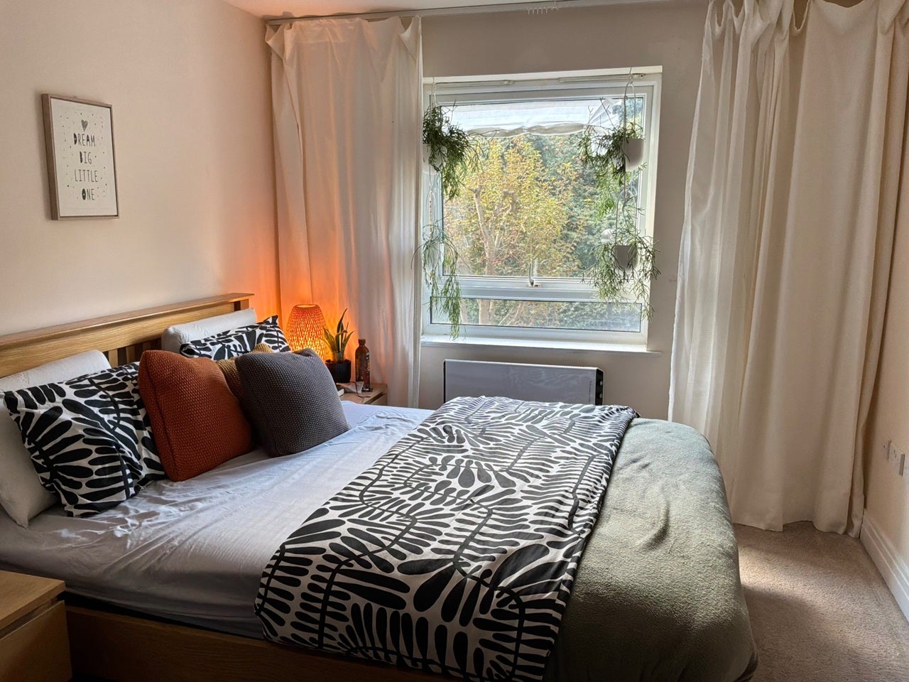 Flat Rotherhithe Street in Greater London