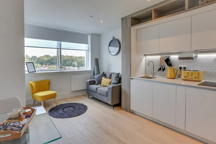 Flat Kings Road in Brentwood