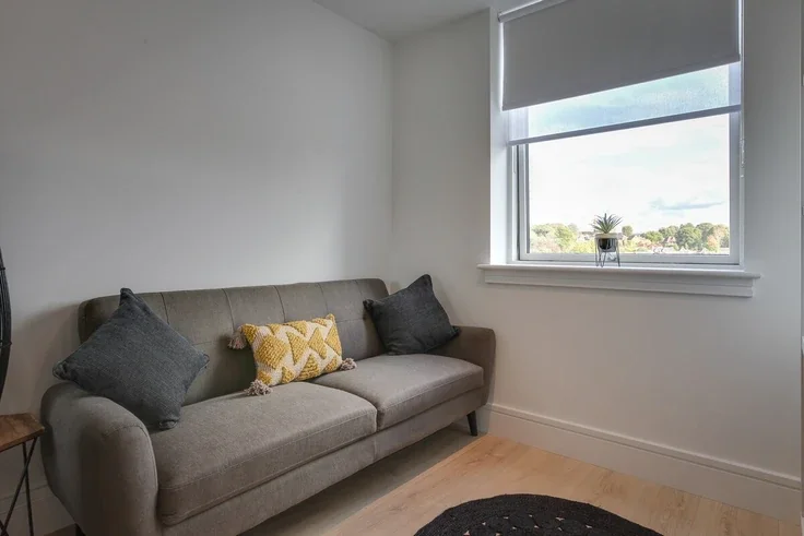 Flat Kings Road in Brentwood