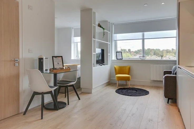 Flat Kings Road in Brentwood