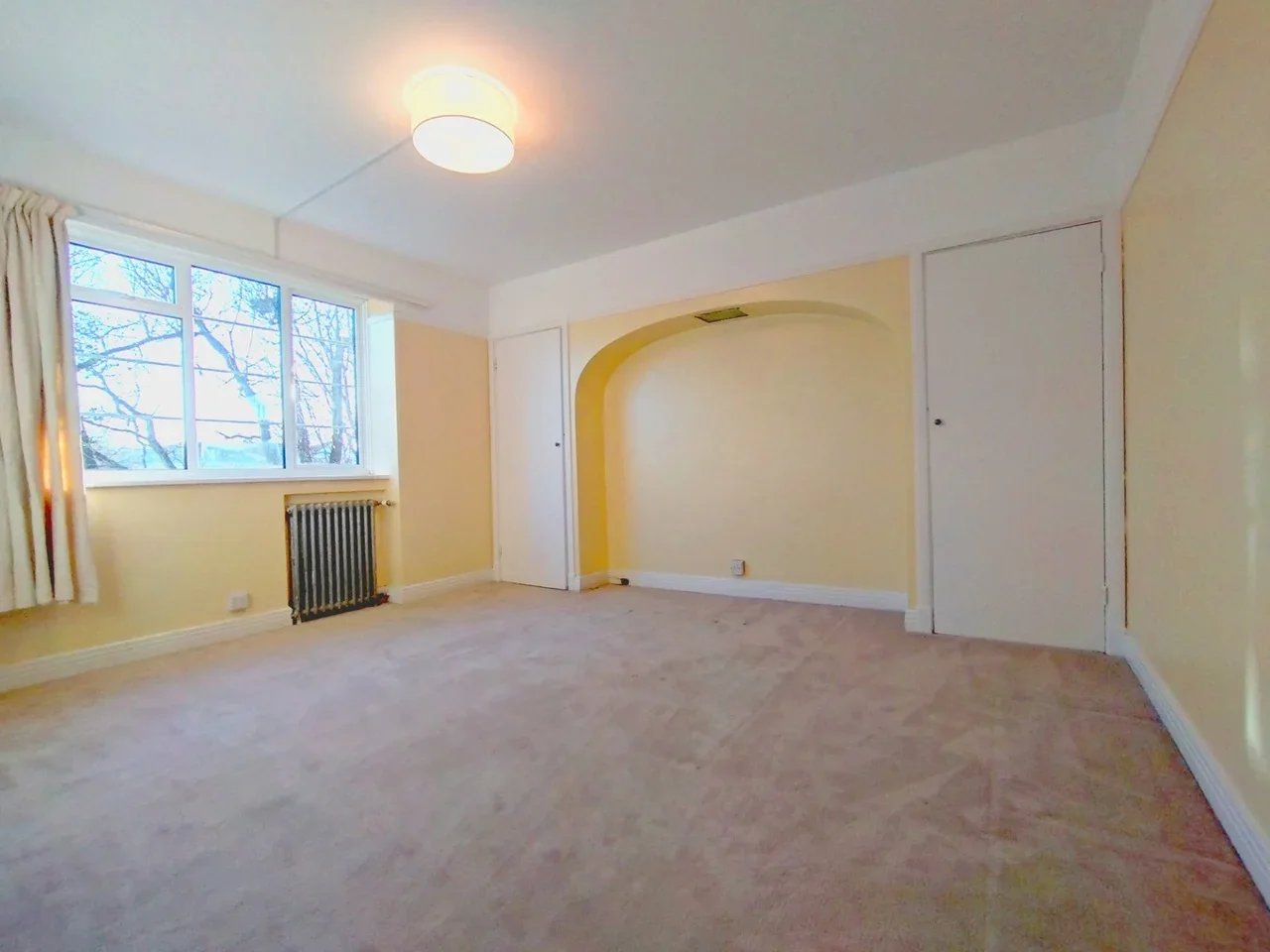 Flat Courtlands in Greater London