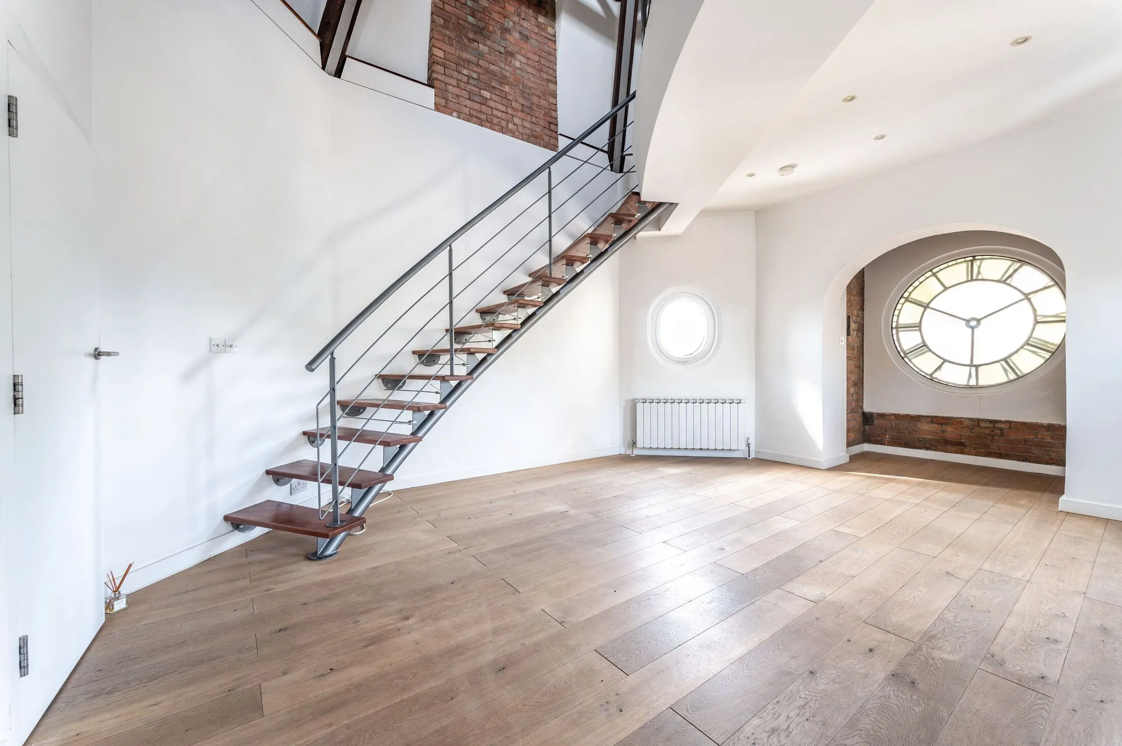 Flat Tooley Street in Greater London