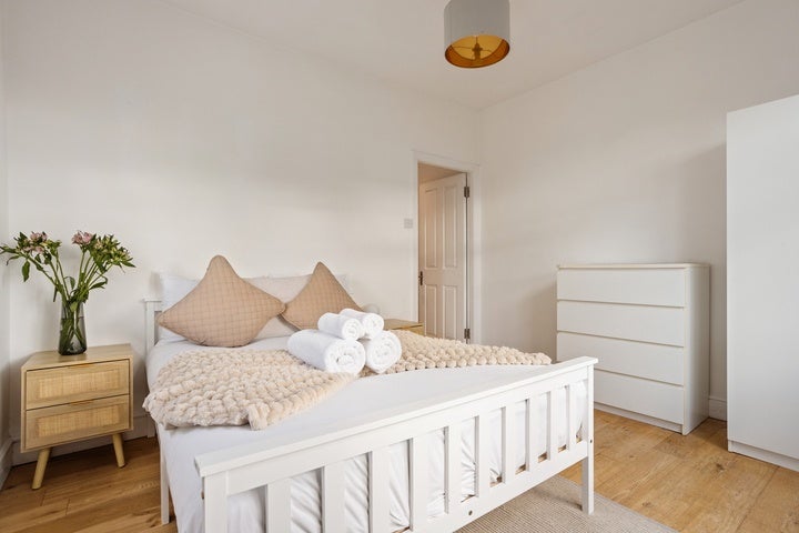 Flat Holland Road in Greater London