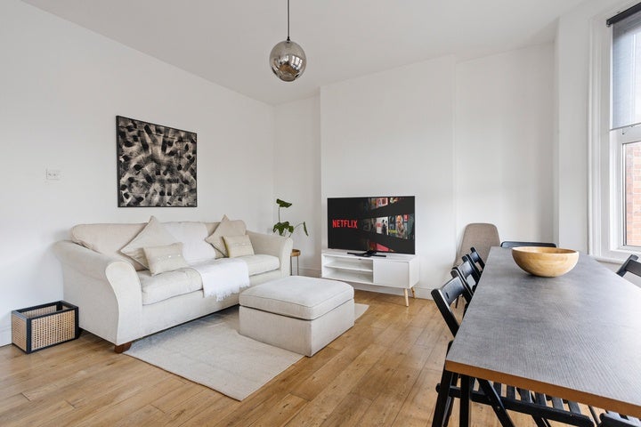Flat Holland Road in Greater London