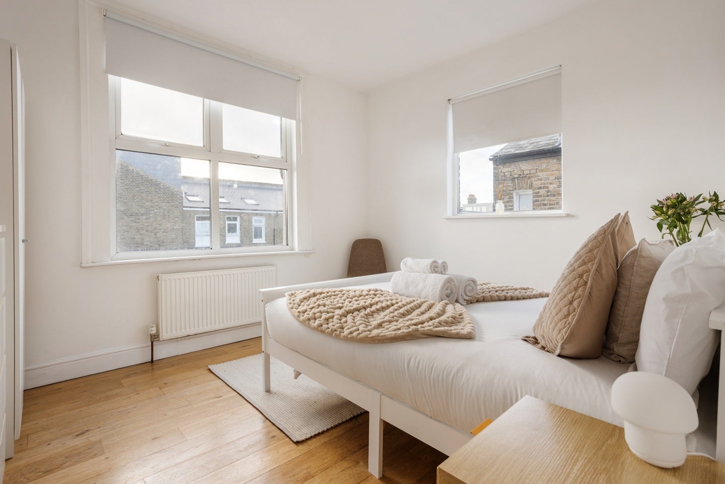 Flat Holland Road in Greater London