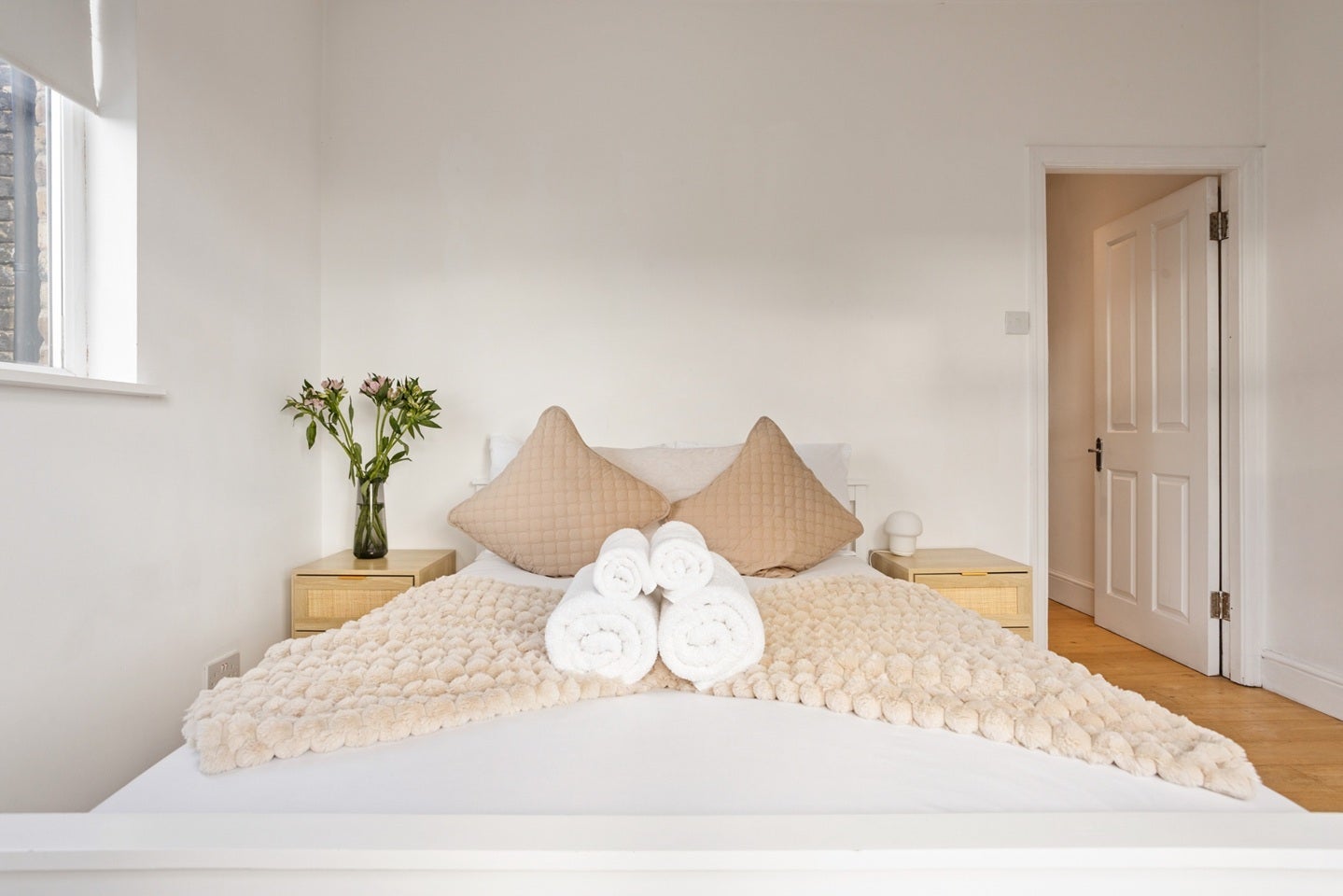 Flat Holland Road in Greater London