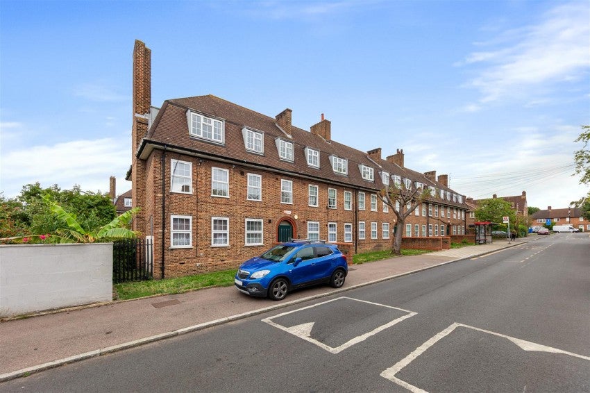 Flat Castillon Road in Greater London