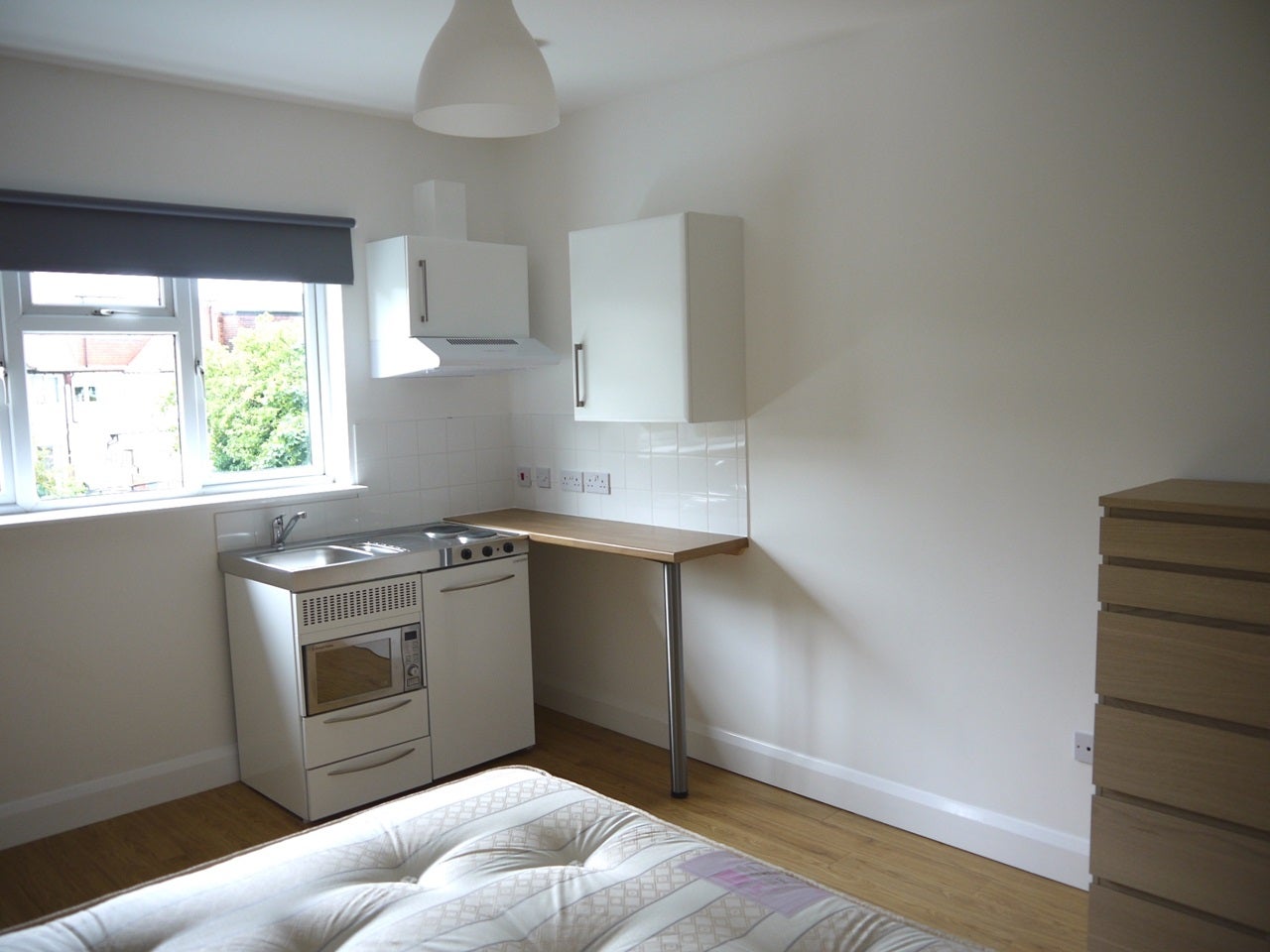 Flat Golders Green Road in Greater London